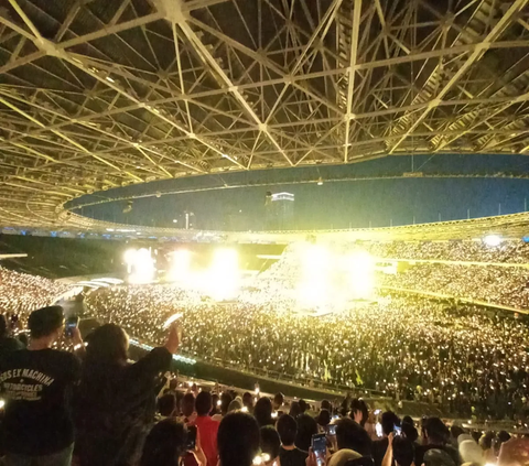Hitung-hitungan Jumlah Uang Keluar & Pendapatan Coldplay dari Konser di Jakarta