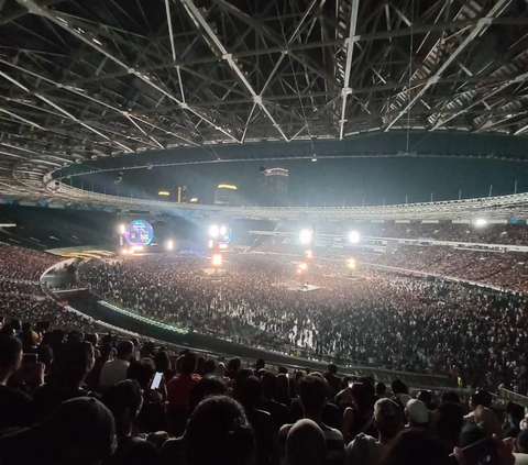 Hitung-hitungan Jumlah Uang Keluar & Pendapatan Coldplay dari Konser di Jakarta