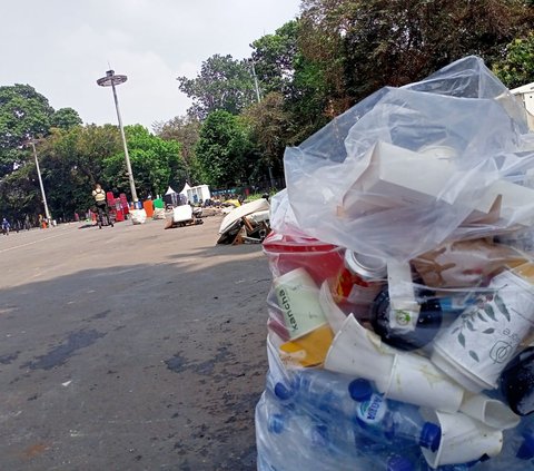 Begini Penampakan Sampah di Stadion GBK Usai Konser Coldplay