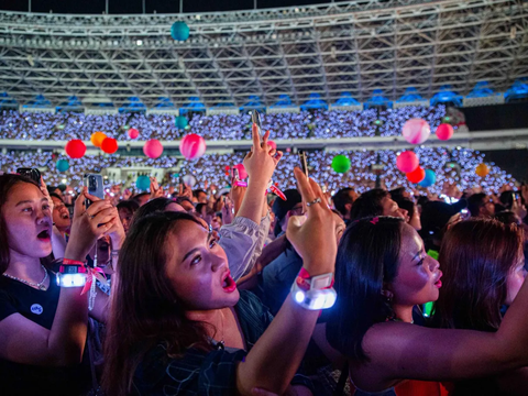 FOTO: Penampilan Coldplay Saat Mengguncang Stadion Utama GBK di Jakarta