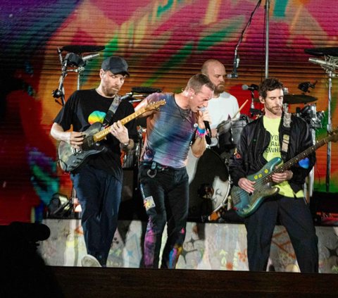 FOTO: Penampilan Coldplay Saat Mengguncang Stadion Utama GBK di Jakarta