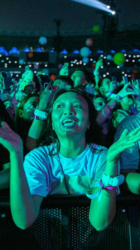 Aksi panggung Coldplay di Jakarta telah sukses menghibur ribuan fans yang sudah lama ingin melihat secara langsung.