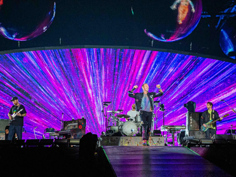 FOTO: Penampilan Coldplay Saat Mengguncang Stadion Utama GBK di Jakarta