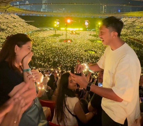 Make Envious! This Woman Was Proposed by Her Boyfriend after 7 Years of Dating While Coldplay Sang the Song Yellow at GBK