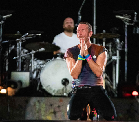 Jelang akhir konser, Chris Martin menyatakan rasa terima kasih kepada beberapa pihak yang membantu kelancaran konser perdana Coldplay di Jakarta, Indonesia.