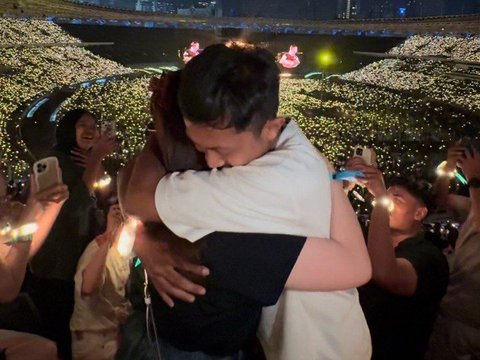 Make Envious! This Woman Was Proposed by Her Boyfriend after 7 Years of Dating While Coldplay Sang the Song Yellow at GBK