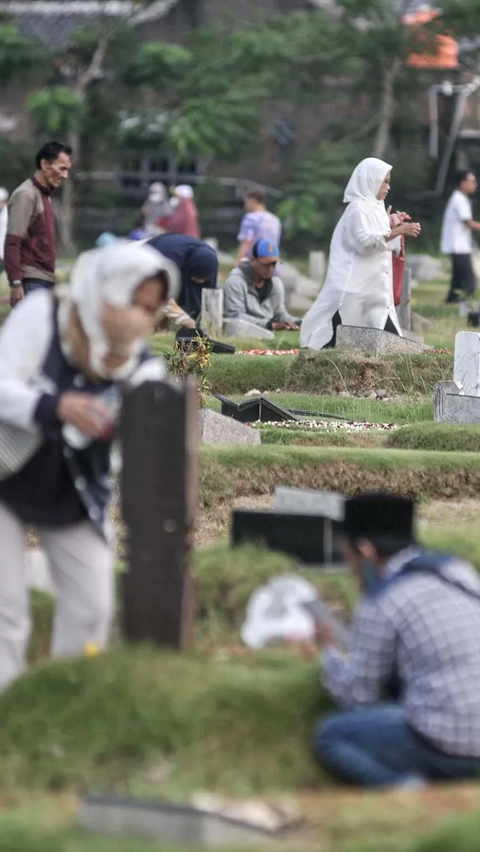 Urutan & Tata Cara Doa Ziarah ke Makam Orang Tua, Lengkap Disertai Artinya