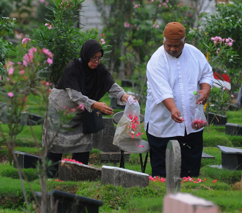 Urutan & Tata Cara Doa Ziarah ke Makam Orang Tua, Lengkap Disertai Artinya