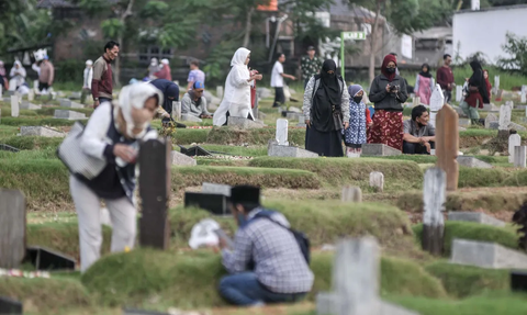 Urutan & Tata Cara Doa Ziarah ke Makam Orang Tua, Lengkap Disertai Artinya