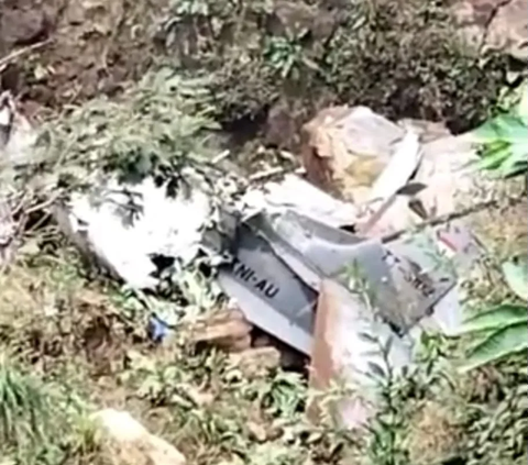 Sementara dari sebuah rekaman video yang muncul di media sosial, pesawat tempur buatan Brazil itu memiliki nomor ekor TT-3103 ditemukan dalam kondisi hancur. 