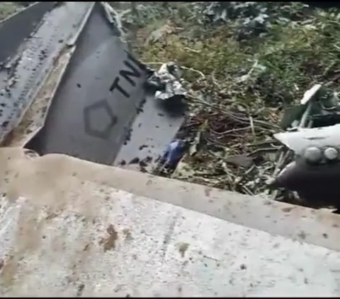 Dari rekaman video viral di X, pesawat tempur buatan Brazil itu memiliki nomor ekor TT-3103 ditemukan dalam kondisi hancur dan terdapat kobaran api. 