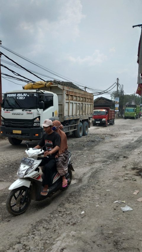 Jerit Warga Parung Panjang Bertahun-tahun Pasrah Lewat Jalan Rusak, Berulang Kali Diadukan Tapi Tak juga Diperbaiki<br>