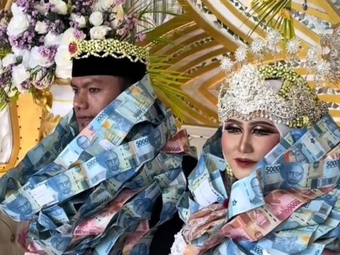 Viral Madurese Bride Covered in Money, So Many That They Become a Blanket