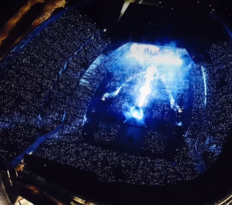 Generate Colorful Light, This is How LED Wristbands Work at Coldplay Concert