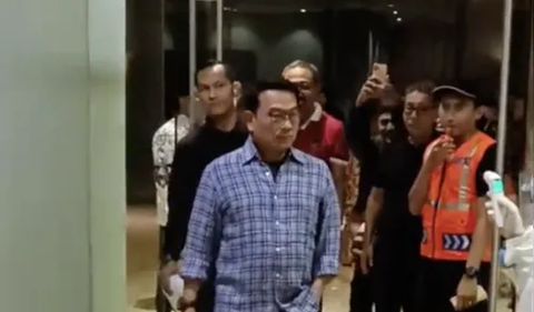 “Bapak, ini pejabat KSP kok pada begini bapak?” tanya pria yang merekam video di akun Tiktok @kanjengsolo.