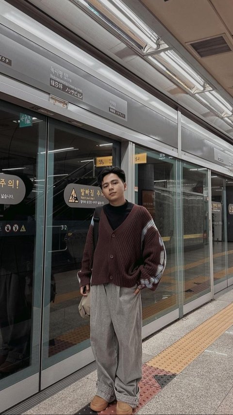 Penampilan Brandon di usia 20-an juga mulai berubah dewasa bak orang Korea. Ia lebih sering menggunakan baju <i>oversized </i>dan menggunakan potongan rambut kekinian.