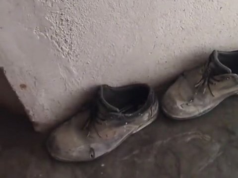 Berkunjung ke Rumah Anak, Mertua Terharu Melihat Sepatu Lusuh Menantunya