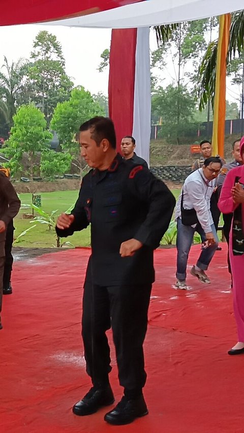 Suasana semakin meriah dengan adanya saweran (Uang) untuk personel Brimob yang ikut berjoget di depan panggung tersebut.<br>