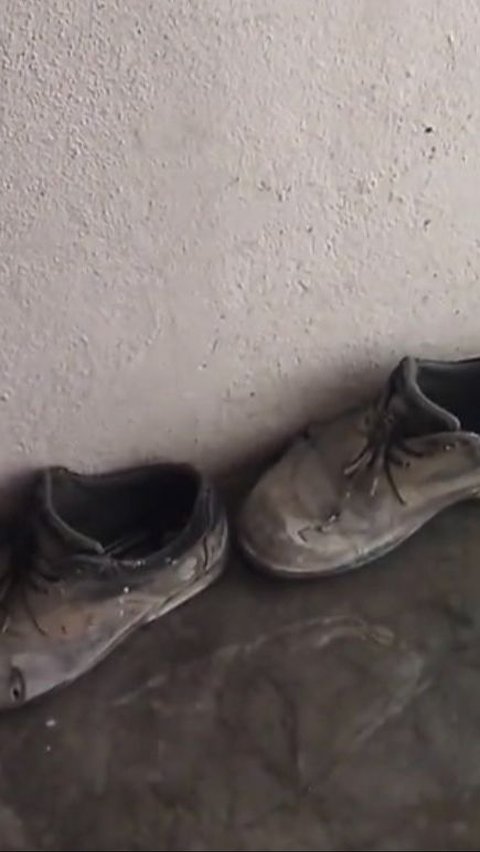 Berkunjung ke Rumah Anak, Mertua Terharu Melihat Sepatu Lusuh Menantunya<br>