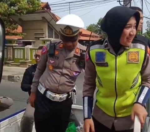 Viral Video Jalan Pantura Pati-Rembang Macet hingga 20 Jam, Aksi Polisi Bagi-bagi Makanan Ini Curi Perhatian