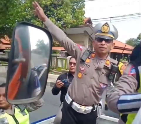 Viral Video Jalan Pantura Pati-Rembang Macet hingga 20 Jam, Aksi Polisi Bagi-bagi Makanan Ini Curi Perhatian