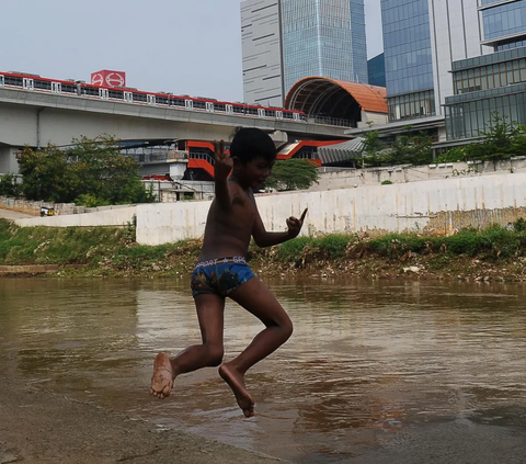 FOTO: Wajah Asli Ciliwung Setelah Sebelumnya Nyaris Kerontang Akibat Kemarau, Kini Kembali Jadi Tempat Berenang Anak-Anak