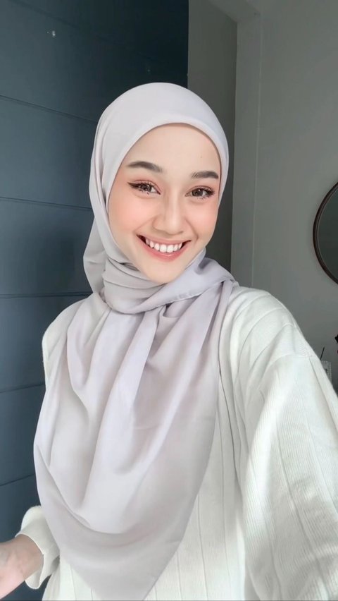 <b>Tutorial Hijab Segi Empat Menutup Dada, Tampilan Simpel dan Anggun</b>