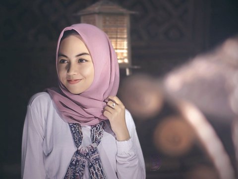 Tutorial Hijab Segi Empat Menutup Dada, Look Anggun dan Stylish