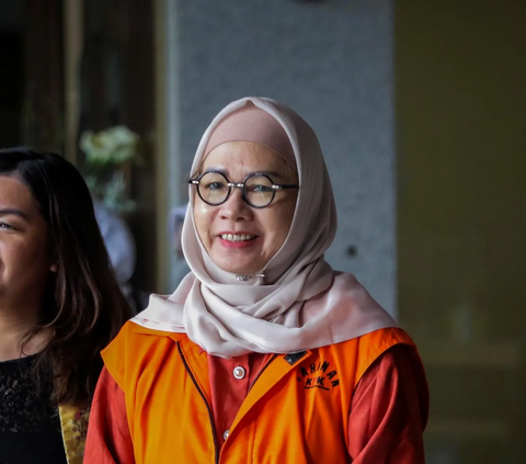 FOTO: Wajah Senyum Mantan Dirut Pertamina Karen Agustiawan saat Memperpanjang Masa Penahanan di KPK