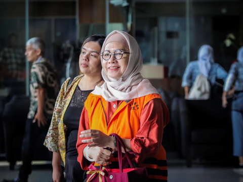 FOTO: Wajah Senyum Mantan Dirut Pertamina Karen Agustiawan saat Memperpanjang Masa Penahanan di KPK