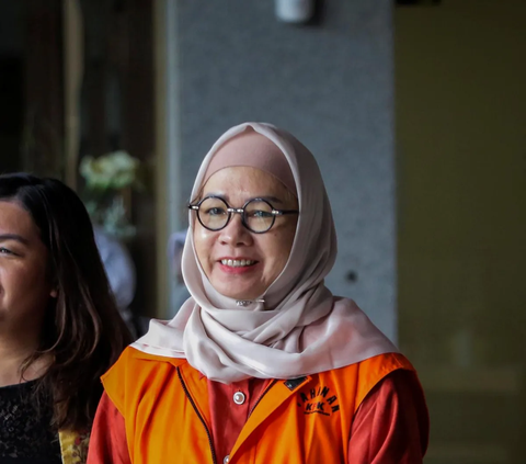 Tersangka mantan Direktur Utama PT Pertamina Galaila Karen Kardinah alias Karen Agustiawan menandatangani perpanjangan masa tahanan di Gedung Merah Putih KPK.