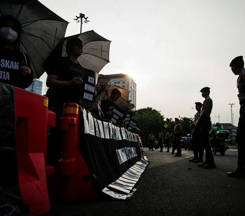 FOTO: Massa Aksi Kamisan Desak Hentikan Kriminalisasi Haris-Fatia