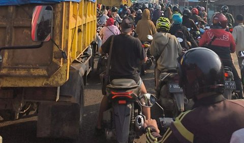 Warga mengeluhkan buruknya Jalan Raya Sudamanik yang menjadi akses utama bagi penduduk sekitar Kecamatan Parung Panjang, Kabupaten Bogor, Jawa Barat.<br>
