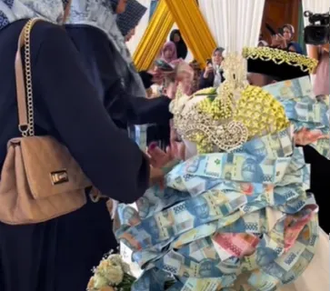 Pengantin Madura Dikalungi Uang saat Menikah, Ternyata Ada Alasannya