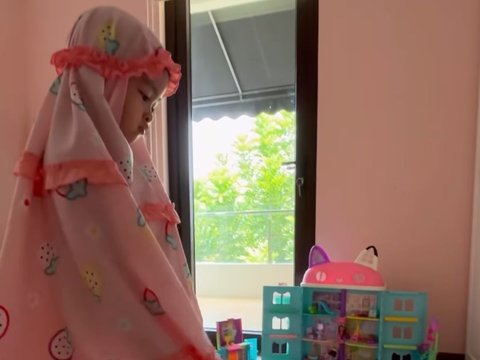 Intip Momen Lucu Zunaira Anak Syahnaz dan Jeje Belajar Sholat di Usia 3 Tahun, Bikin Gemas