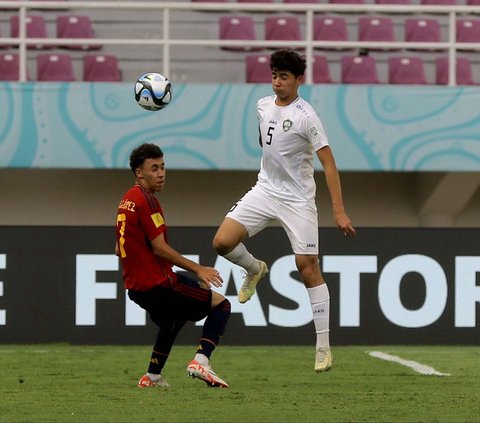Timnas Uzbekistan U-17 berhasil menahan imbang Spanyol U-17 di laga matchday 3 Grup B Piala Dunia U-17 2023 di Stadion Manahan, Solo, Kamis (16/11/2023) sore WIB. Duel Uzbekistan vs Spanyol berakhir dengan skor 2-2.