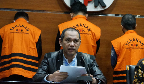 Wakil Ketua KPK Nurul Ghufron membenarkan adanya operasi senyap tim penindakan di wilayah Bondowoso, Jawa Timur. Penangkapan terjadi, Rabu (15/11) pada pukul 11.30 WIB.<br>