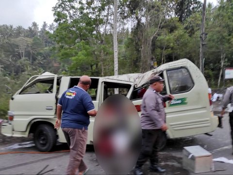 Minibus Hantam Mobil Parkir di Karangasem Bali, 6 Orang Tewas dan 9 Luka-Luka