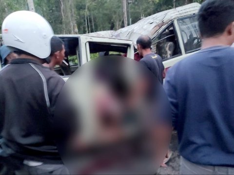 Minibus Hantam Mobil Parkir di Karangasem Bali, 6 Orang Tewas dan 9 Luka-Luka