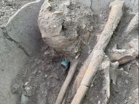 Archaeologist Finds Sacrificial Victim's Skeleton, Still Wearing Jade