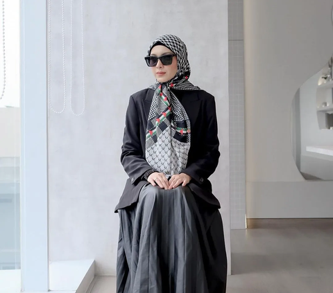 Dramatic Outfit by Richa Iskak with a Palestinian-style Keffiyeh Hijab