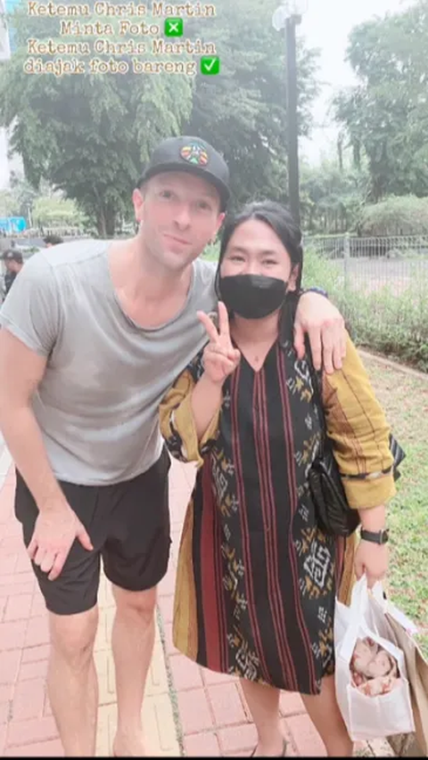 Hoki Banget! Nggak Kebagian Tiket Coldplay, Cewek Ini Dapat Rezeki Foto Dirangkul Chris Martin di Pinggir Jalan