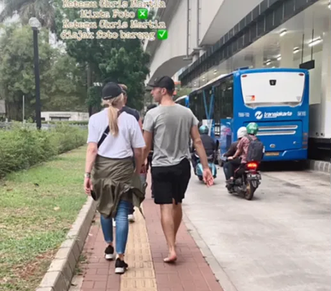 So Lucky! Couldn't Get Coldplay Tickets, This Girl Gets the Blessing of a Photo Hugged by Chris Martin on the Side of the Road