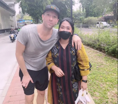 So Lucky! Couldn't Get Coldplay Tickets, This Girl Gets the Blessing of a Photo Hugged by Chris Martin on the Side of the Road