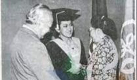 <b>Lulus sebagai sarjana dari Institut Pertanian Bogor pada tahun 1987.</b><br>
