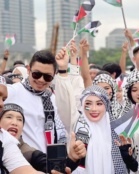 Tuai Pujian Warganet, 8 Foto Shella Saukia Saat Sumbang Rp1 Miliar ke Palestina