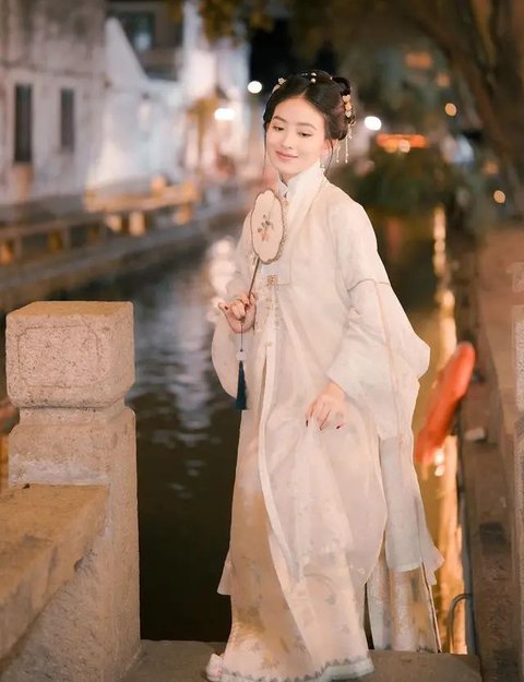 Natasha Wilona baru saja menikmati liburan di China dengan menjelajahi beberapa tempat di negara tersebut, bahkan mencoba mengenakan busana tradisional China.
