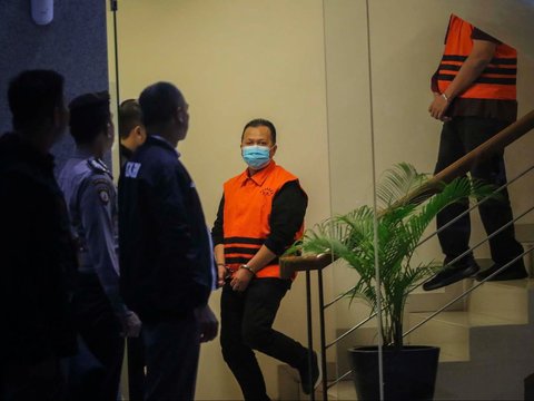 FOTO: Ekspresi Kajari Bondowoso Dkk Saat Ditahan KPK: Tangan Diborgol, Wajah Ditutup Masker