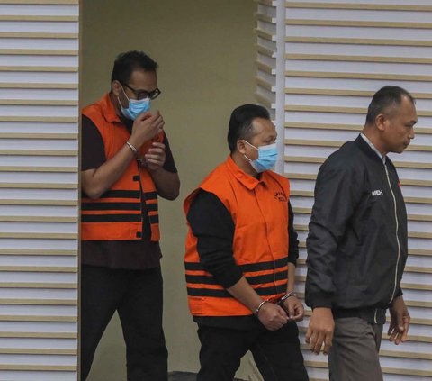 FOTO: Ekspresi Kajari Bondowoso Dkk Saat Ditahan KPK: Tangan Diborgol, Wajah Ditutup Masker