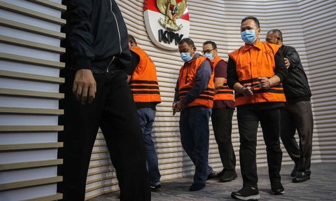 FOTO: Ekspresi Kajari Bondowoso Dkk Saat Ditahan KPK: Tangan Diborgol, Wajah Ditutup Masker